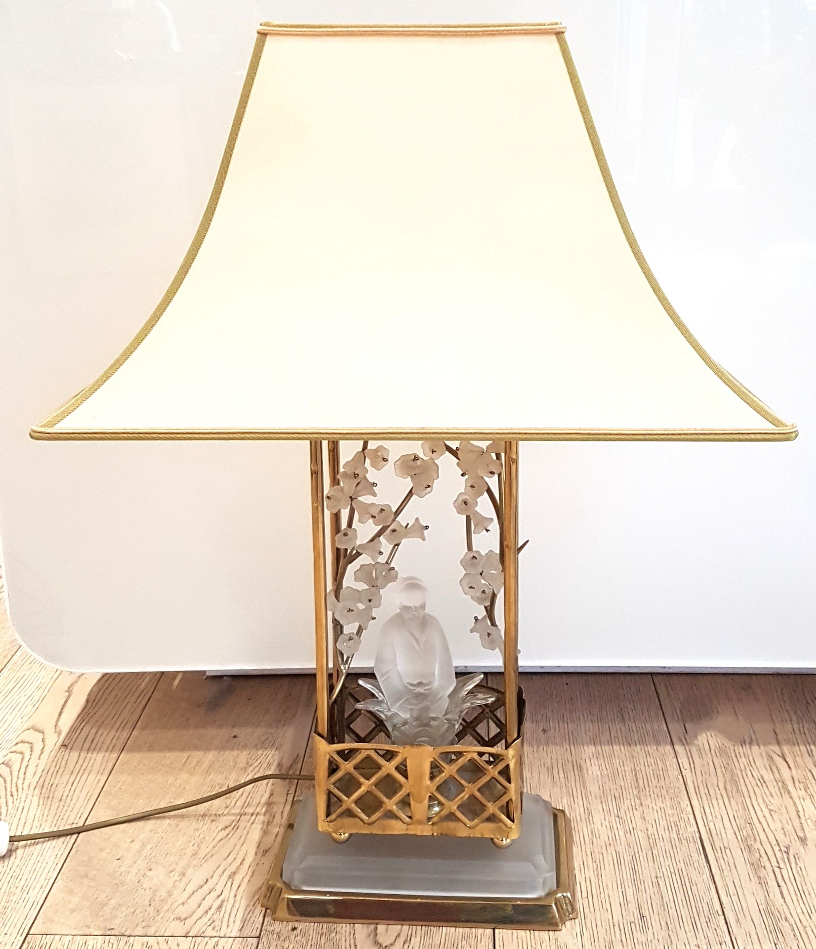 Null Dans le gout de Bagues, Lampe de table pagode en métal doré et verrerie mou&hellip;