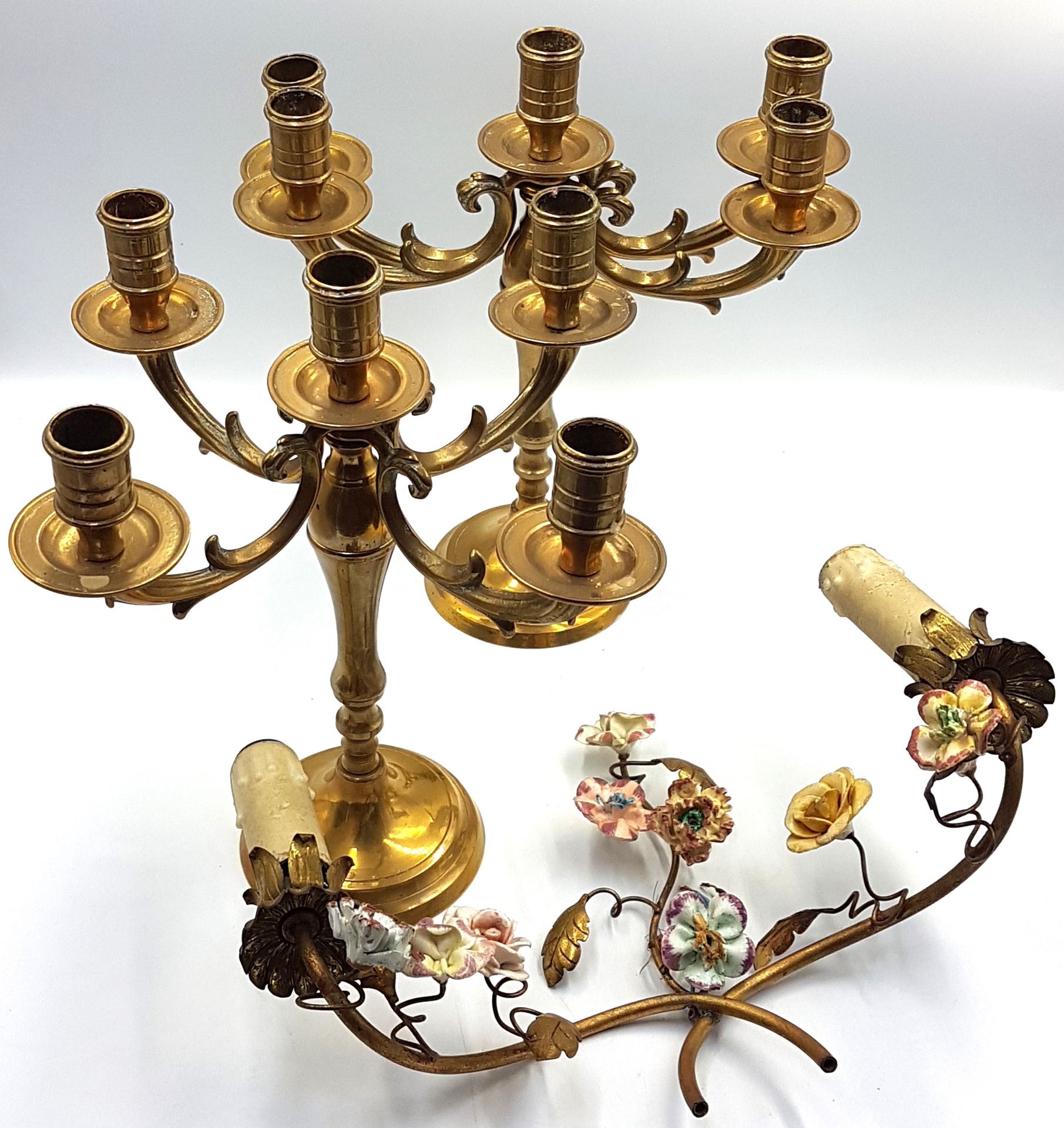 Null Paire de chandeliers en métal doré à cinq lumières, bras mobiles. H. 27 cm
&hellip;