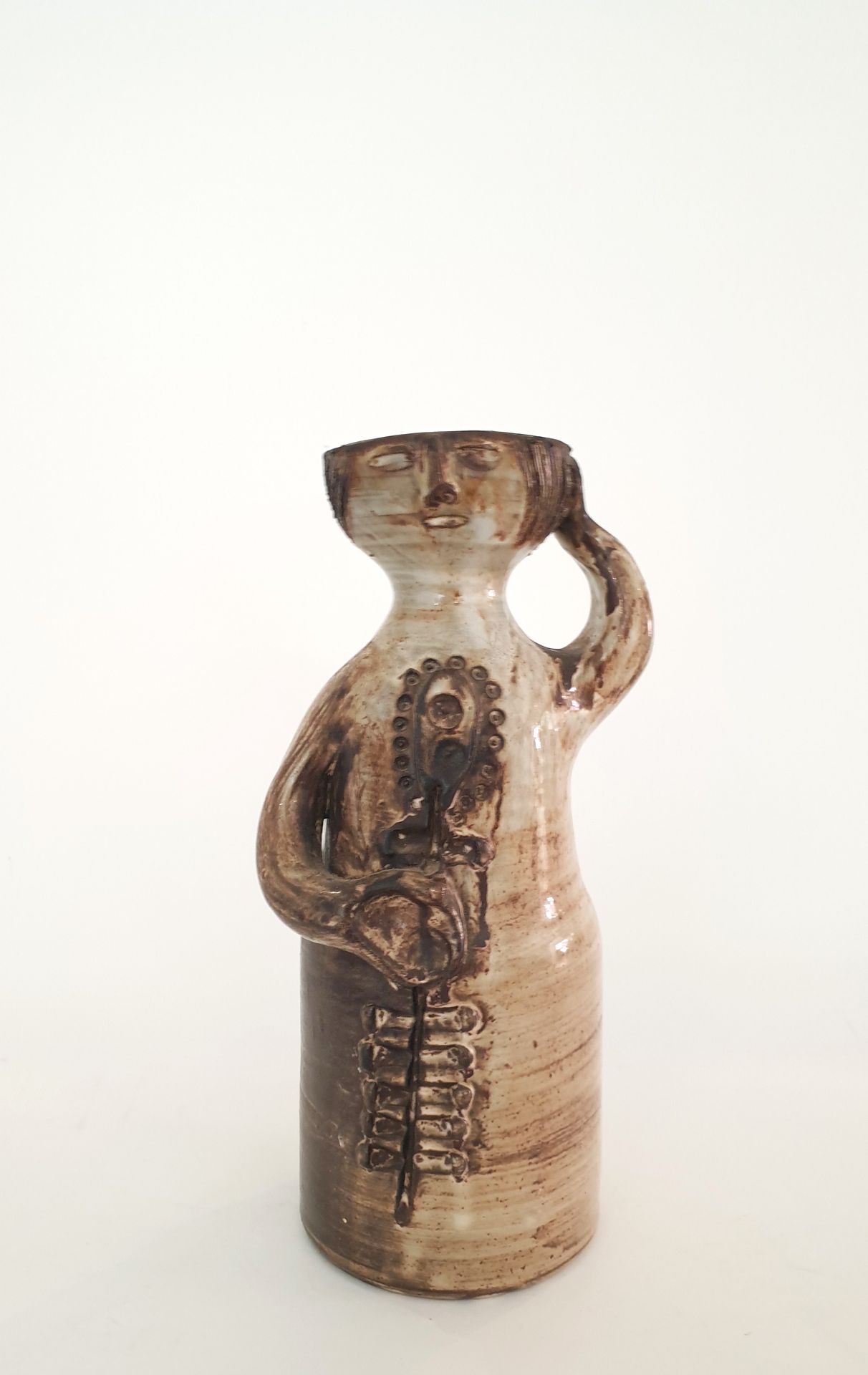 Null 雅克-普尚（1925-2015），迪耶勒菲特工作室
拟人化的花瓶，描绘了一位妇女，一只手放在腹部，另一只手放在头上，瓷器为棕色搪瓷。
底座下有签名
H&hellip;