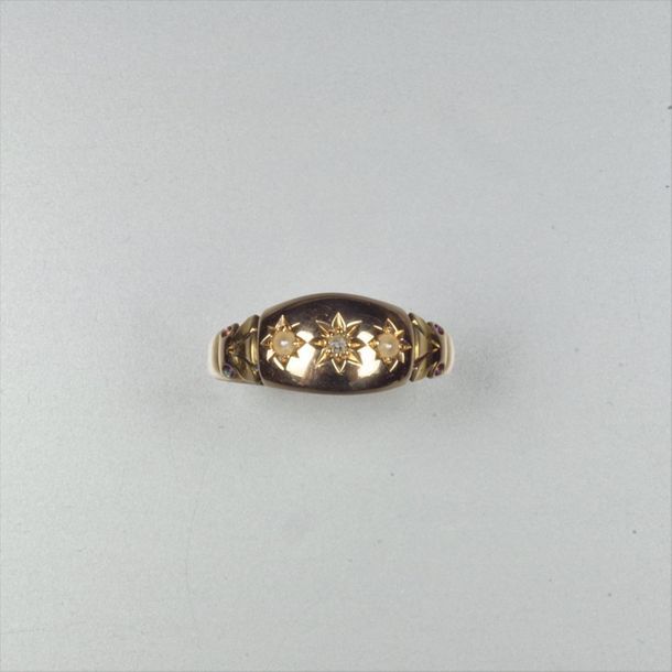 Null Bague ancienne en or jaune 18K (750/oo) centrée d'un petit diamants taille &hellip;