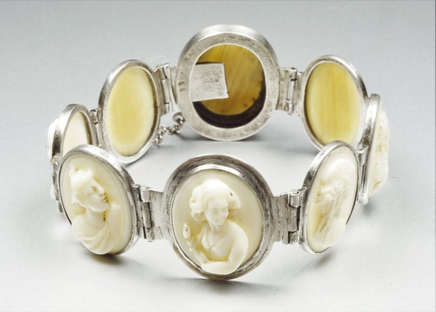 Null Bracelet ancien en argent (800/oo) composé de 8 médaillons ovales articulés&hellip;