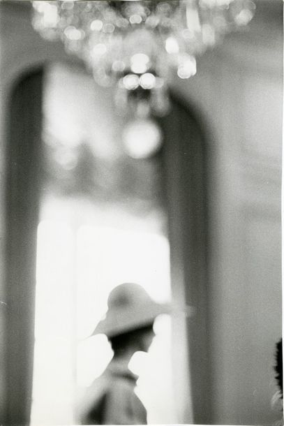 MODE Défilé Dior, Paris, 1959.. Tirage argentique ca. 1980, tampon « PHOTO J.P. &hellip;