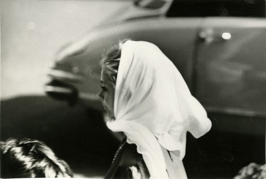 France Jeune femme dans la rue, ca. 1960.. Tirage argentique ca. 1970, tampon « &hellip;
