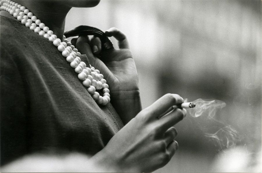 France Jeune femme à la cigarette, ca. 1960.. Tirage argentique ca. 1970, tampon&hellip;