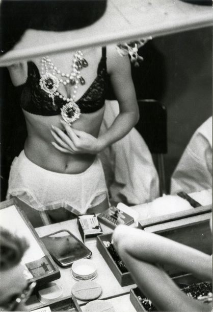 MODE Mannequin dans les coulisses se préparant pour le défilé Dior, Paris, 1960.&hellip;