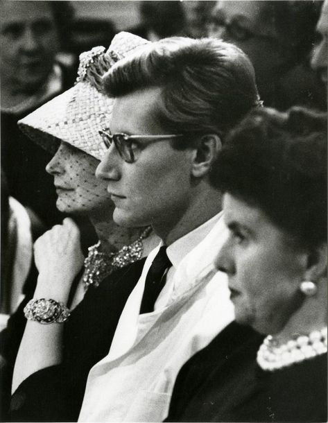 MODE Yves Saint Laurent et Madame Marguerite au défilé Dior, Paris, 1960.. Tirag&hellip;