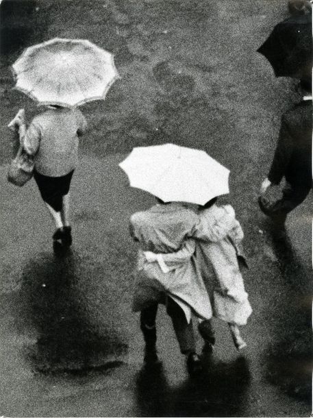 France Couple sous un parapluie, Paris, ca. 1960.. Tirage argentique ca. 1990, t&hellip;