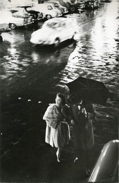 PARIS Couple, sortant du restaurant le « Pied de Cochon », Paris, 1959.. Tirage &hellip;