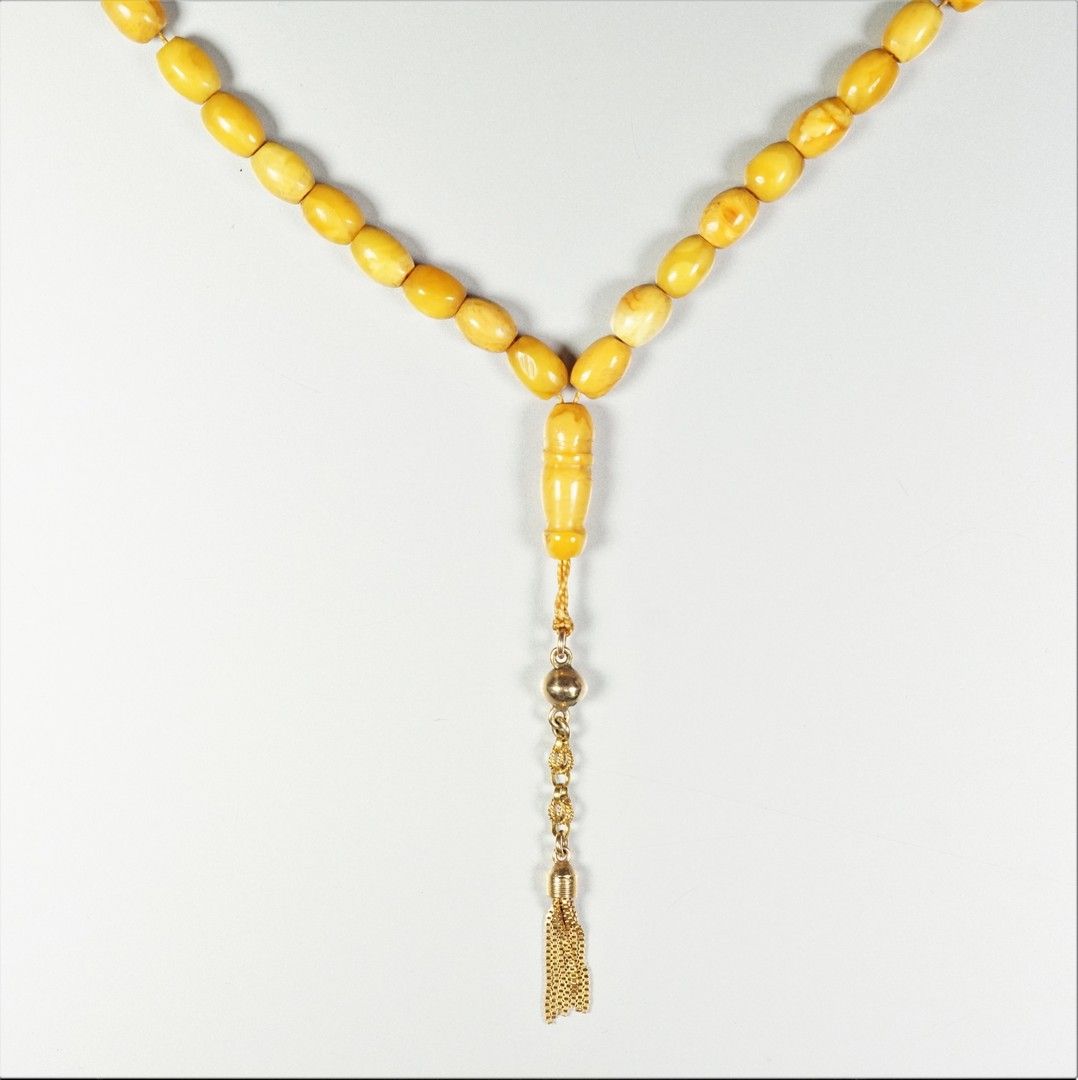 Null 
Rosario montado en oro 14 K (585 milésimas) y perlas de ámbar. Peso bruto &hellip;