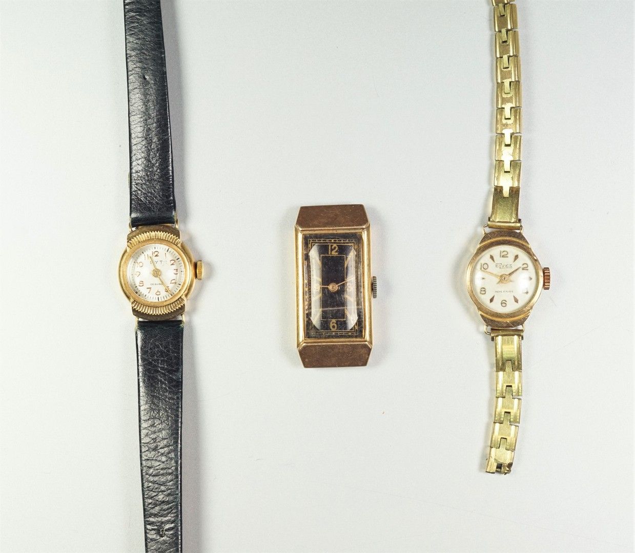 Null Three ladies' watches in yellow gold. Gross weight 48.2 grs.