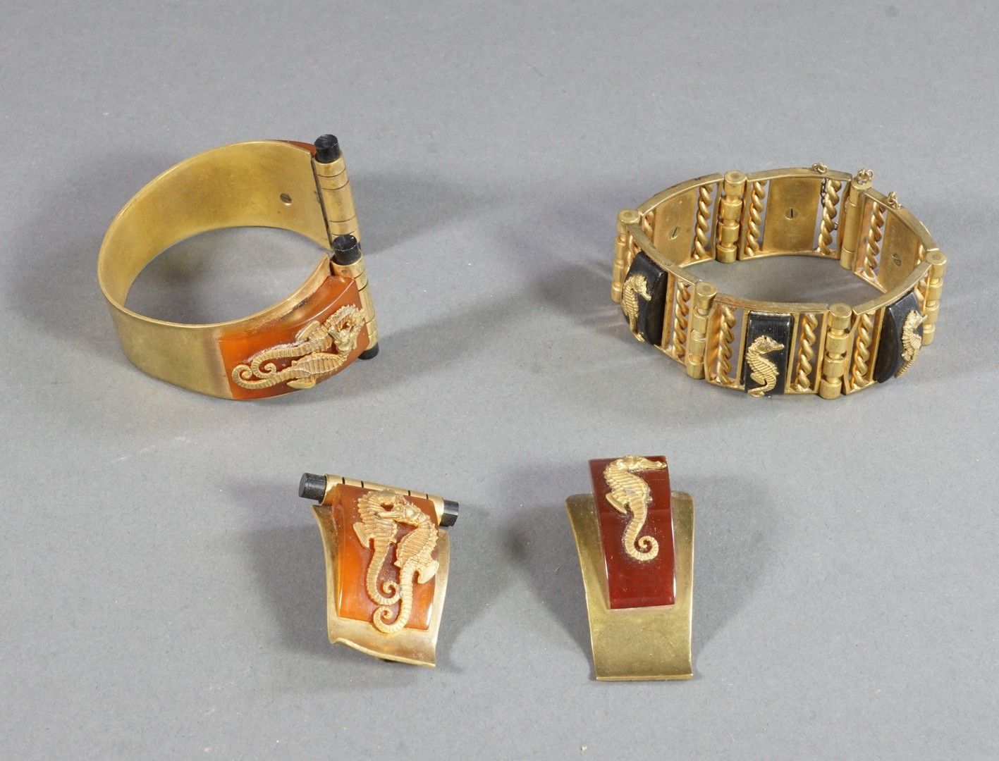 Jean Painlevé (1902-1989) 两条手链和两个胸针，镀金金属和电木材质，有海马装饰。