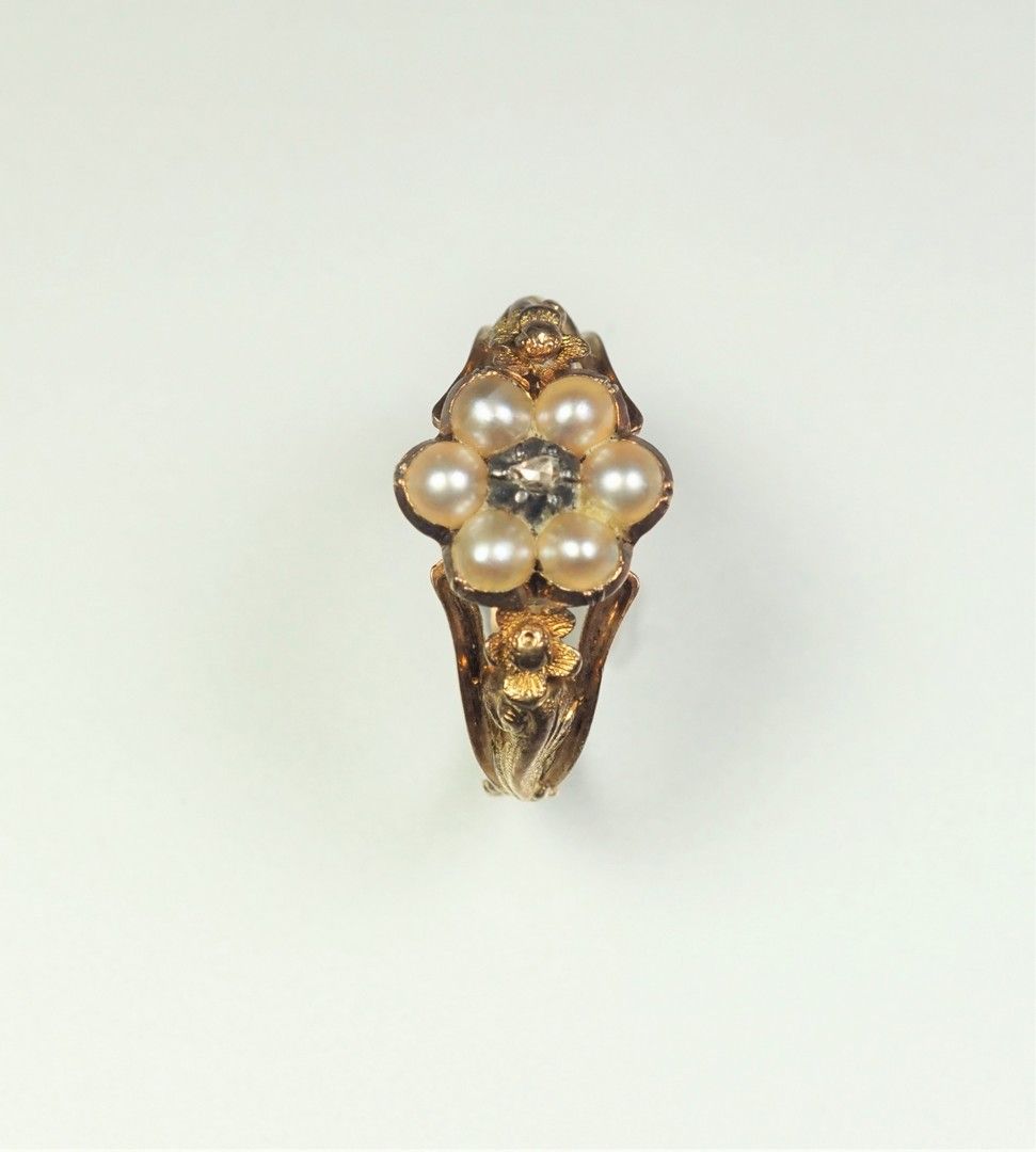 Null 18K黄金（千分之七十五）的戒指花，镶嵌着6颗小珍珠，中间是一颗切割成玫瑰色的钻石。重量为2.2克。