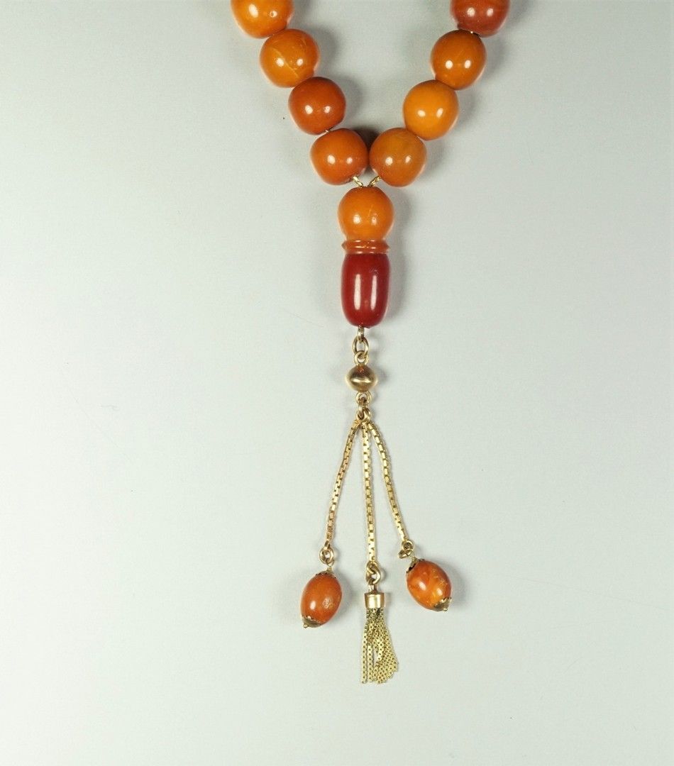 Null 
Rosario di perle d'ambra montate su una catena di metallo, pompon d'oro 18&hellip;