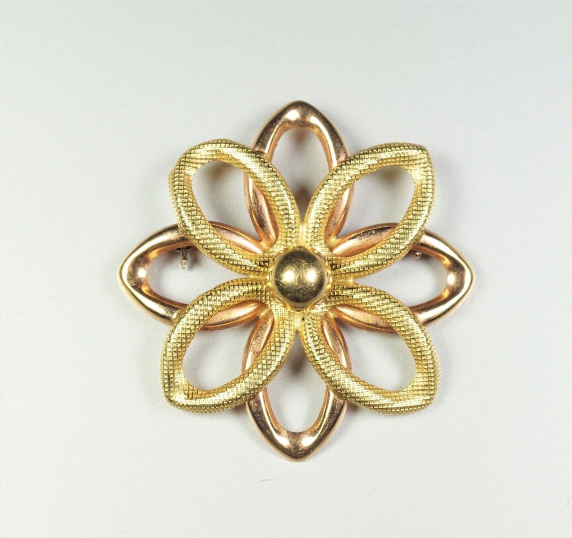 Null 
Brooch flowers in yellow gold 18 K (750 thousandth) Weight 7 grs. (deforma&hellip;