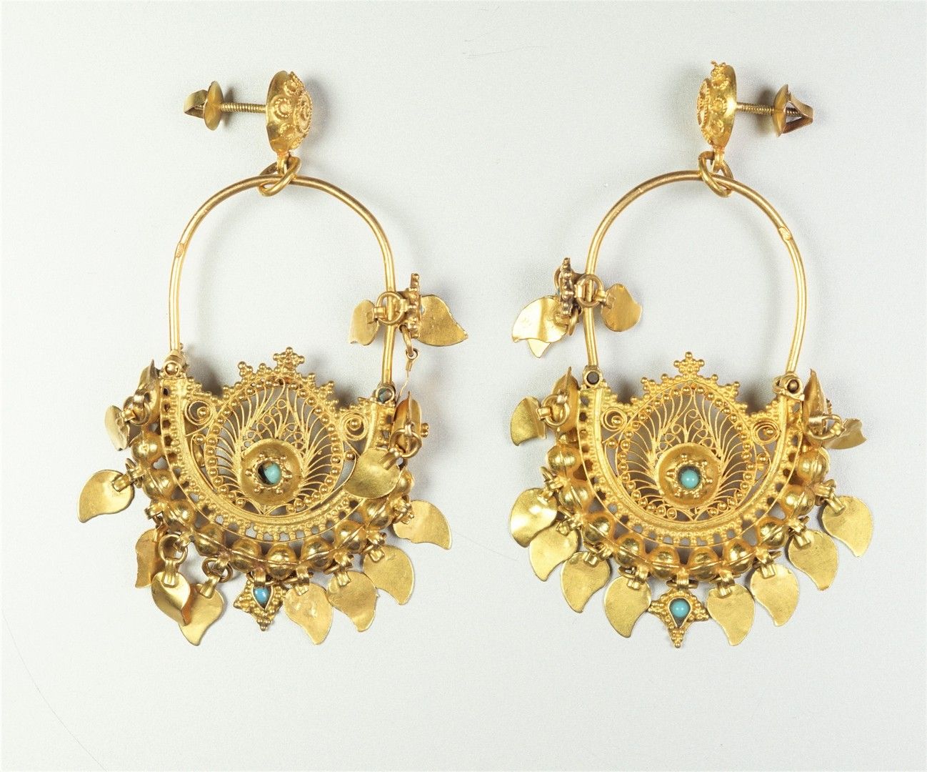 Null 
Paar Ohrringe aus Gelbgold 18 K (750 Tausendstel) mit durchbrochenem Dekor&hellip;