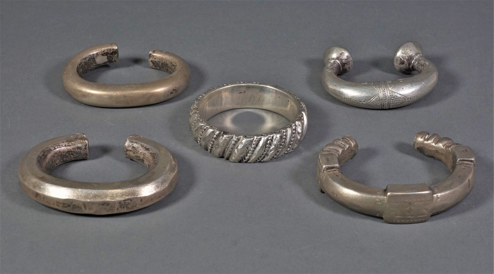 Null Lot of 5 silver bracelets (800 thousandths). Moroccan work. Weight 1400 grs&hellip;