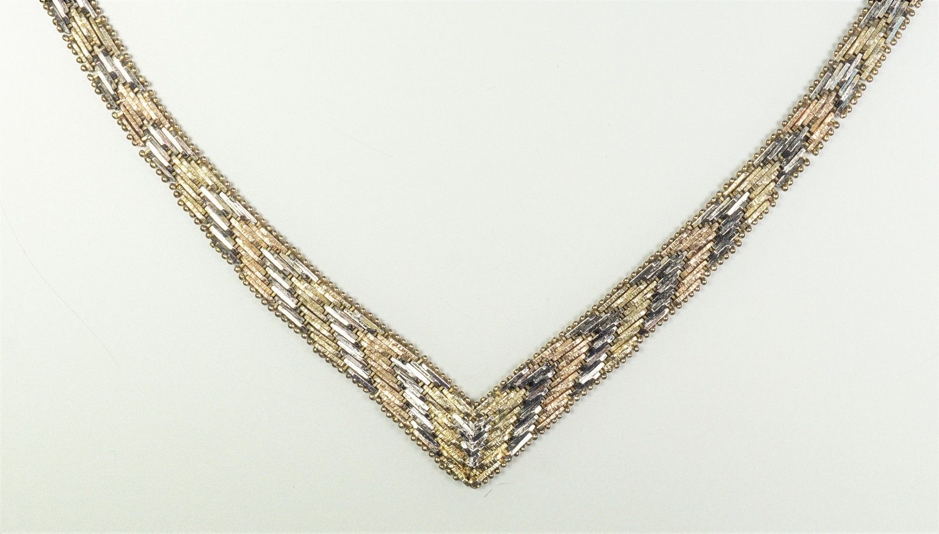 Null 银色编织的扁平铰接式项链（925°/°）。毛重34.3grs。
