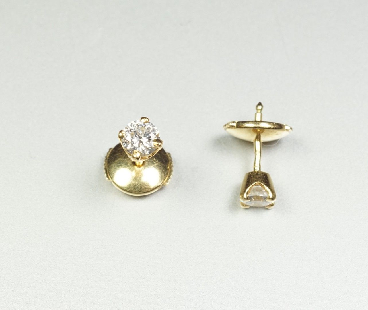Null Paire de clous d'oreilles en or jaune 18K (750/oo) sertis de petits diamant&hellip;