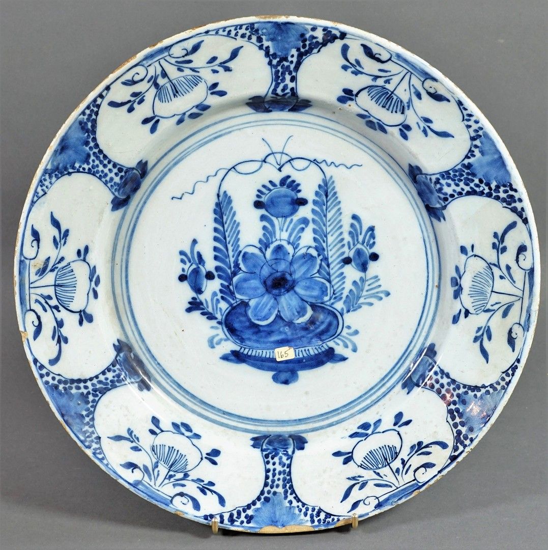 DELFT 一个圆形的陶制盘子，上面有蓝色的camaïeu装饰。 18世纪。(芯片) 直径35厘米