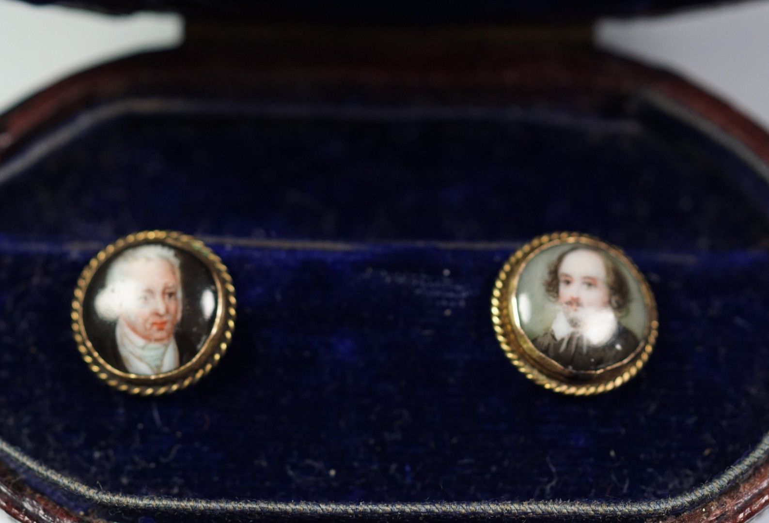 Null 两颗14K金（585千分之一）的领子纽扣，装饰着瓷器上的肖像画（有小缺口）。在原案中结束XIXe。毛重2.5 grs。