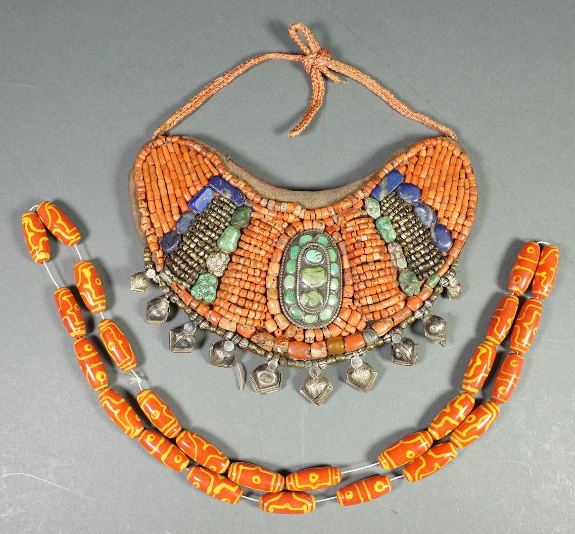 Null Pectoral composé de perles de lapis lazuli, de corail et de turquoise. Tibe&hellip;