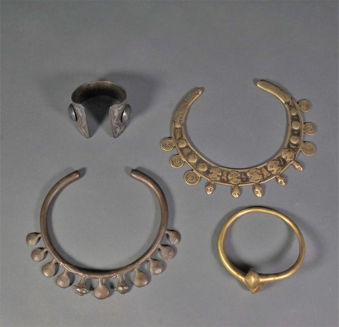 Null Lot von Halsketten und Armbänder in Bronze, Kupfer, Metall. Arbeit in Afrik&hellip;