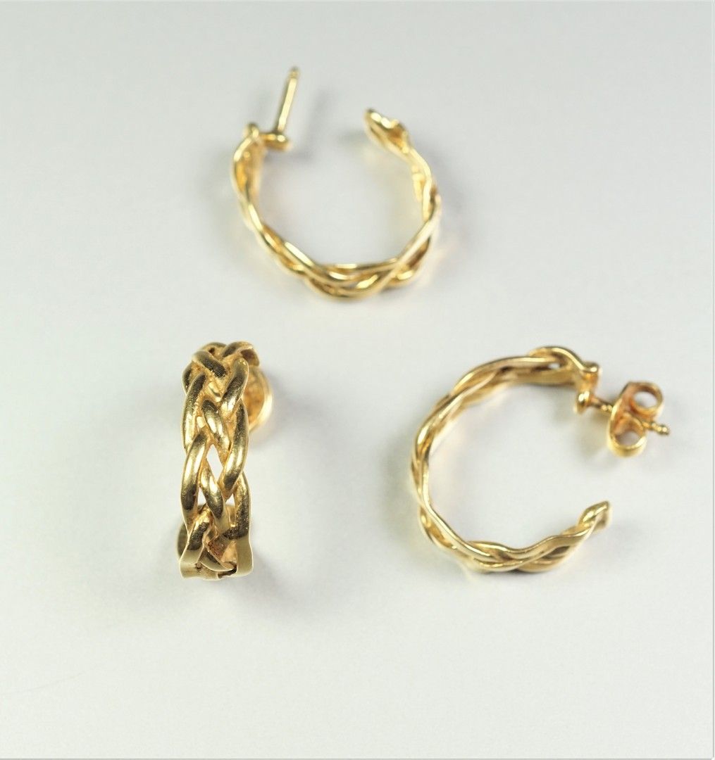 Null Tre orecchini in oro giallo 18 k (750°/°°) con decorazione a treccia. Peso &hellip;