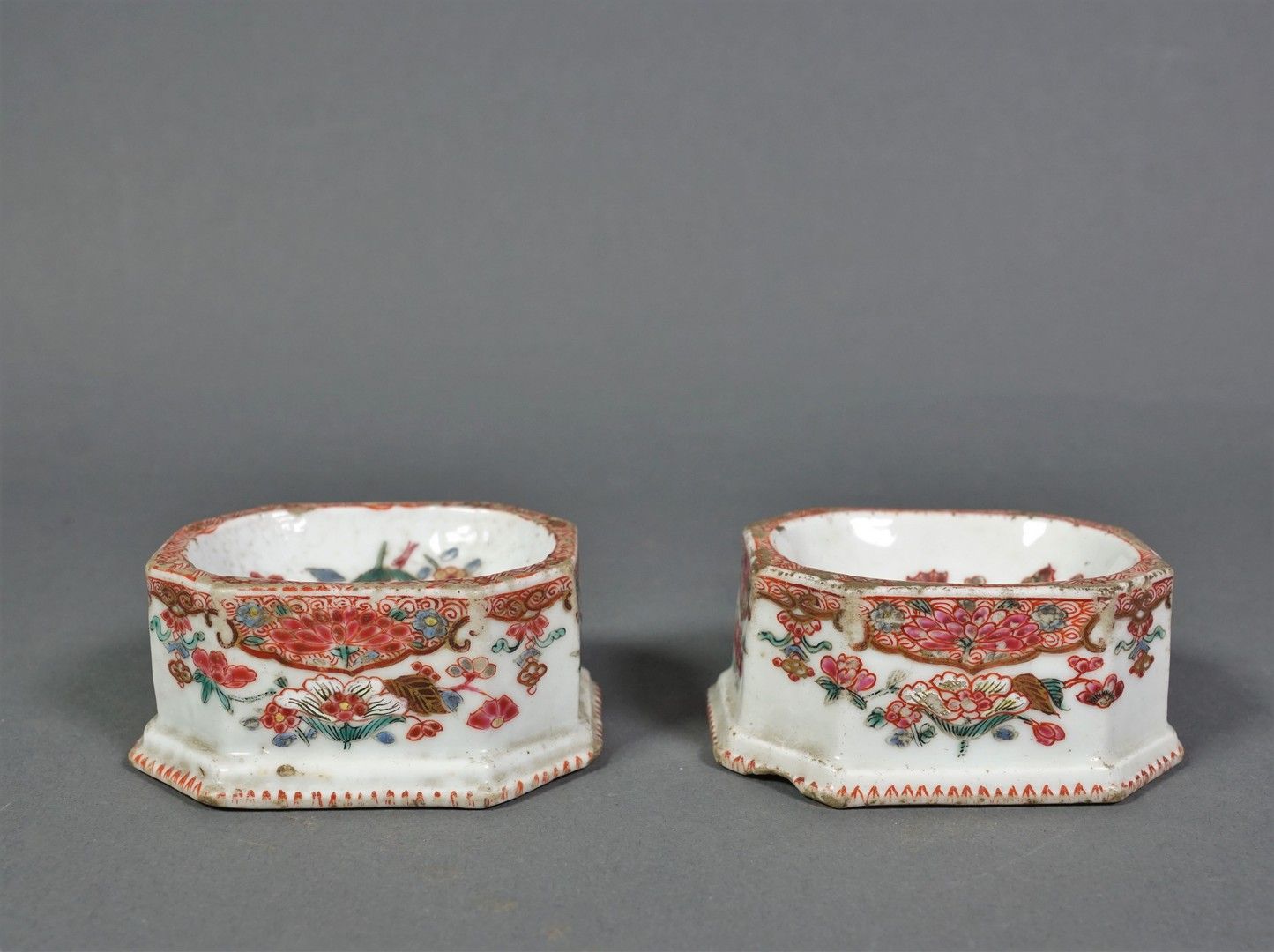 COMPAGNIE DES INDES Pair of enamelled porcelain saltcellars with flowers. 18th c&hellip;