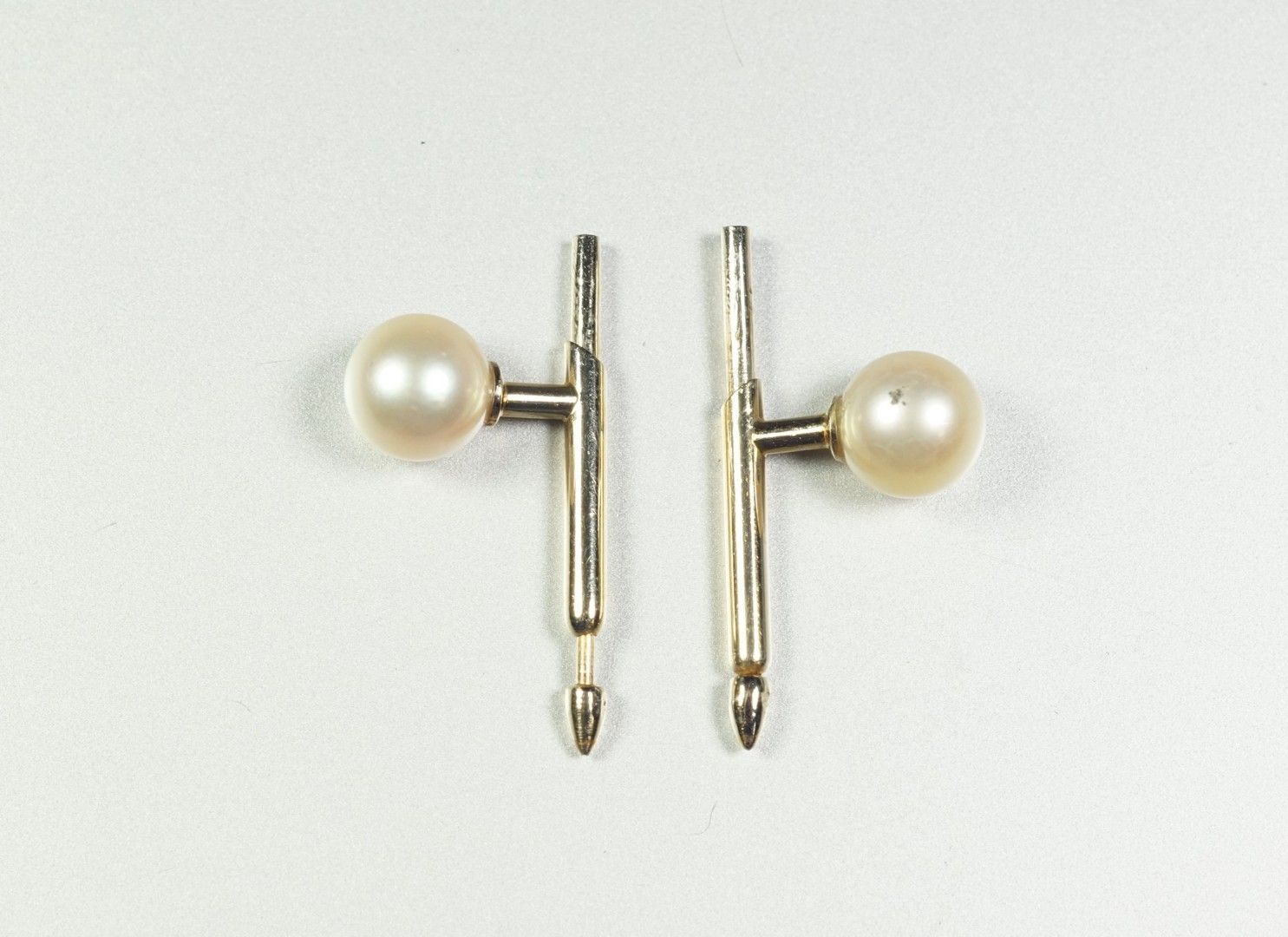 Null Pair of collar buttons in yellow gold 18 K (750 thousandth) and pearls. Gro&hellip;