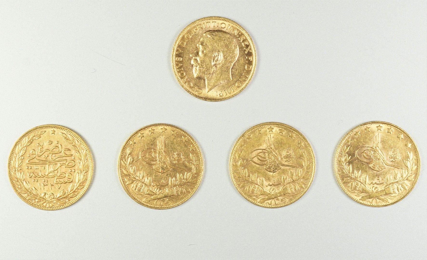 Null Un soberano de oro y 4 monedas de oro extranjeras. Peso 36,8 grs.
