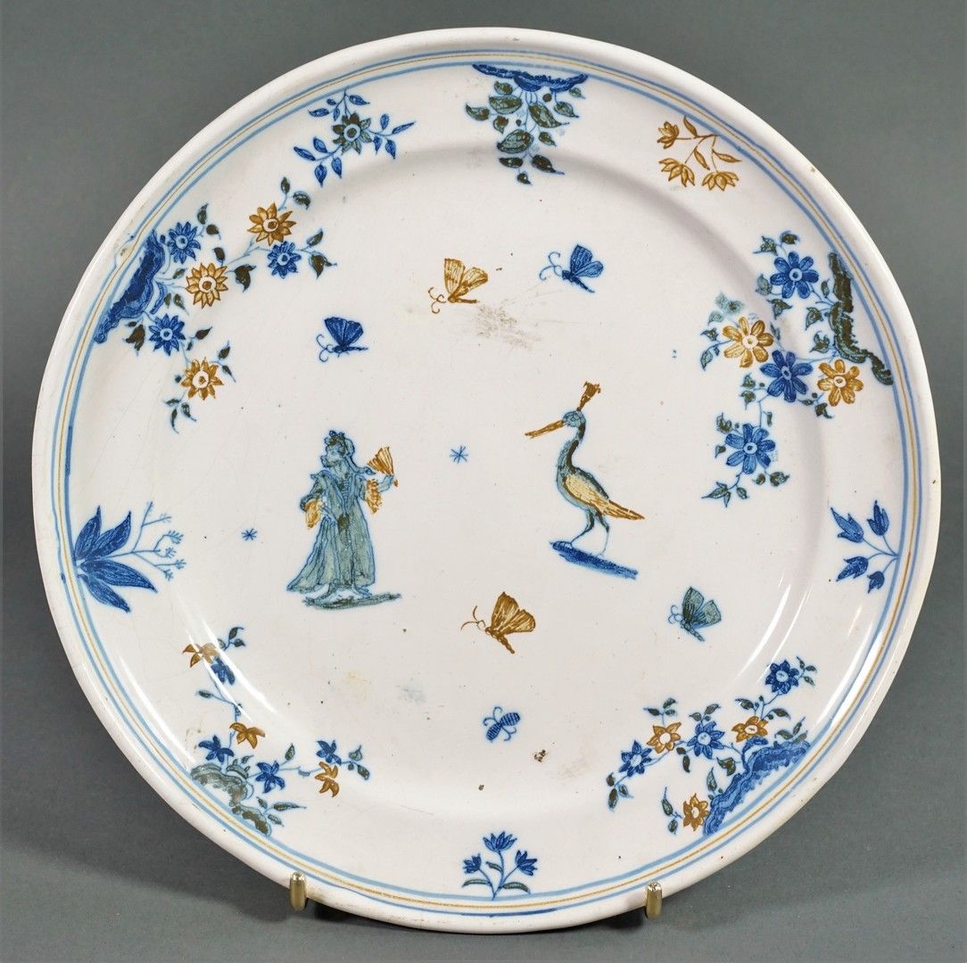 MOUSTIER 陶器盘，有昆虫和鸟类的多色装饰。直径24厘米