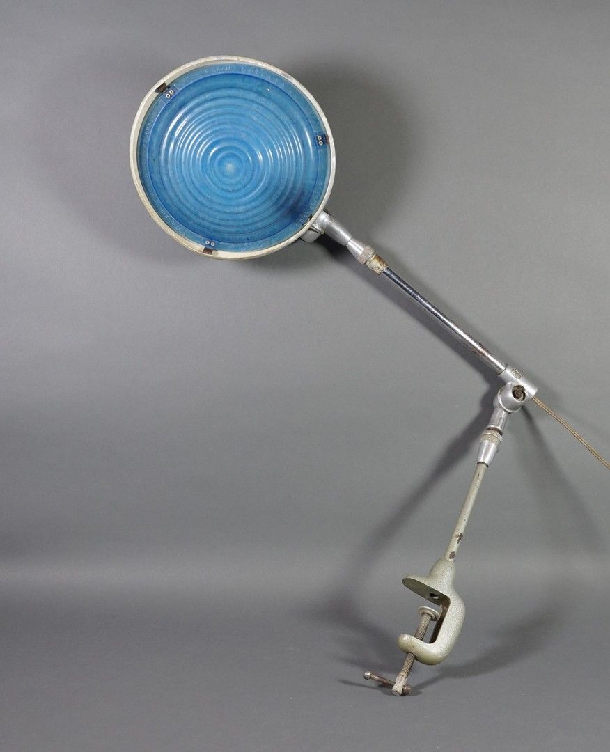 Louis Ferdinand SOLERE (1894-1961) 版本SOLR。钢制建筑灯，带有可调节的反射器和蓝色塑料Solersol筛分器。平均高度：5&hellip;