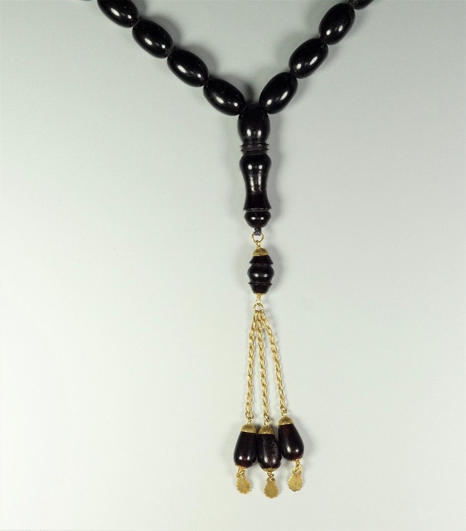 Null 
Gold rosary 18 K (750millièmes) and composition. Gross weight 89.9 grs