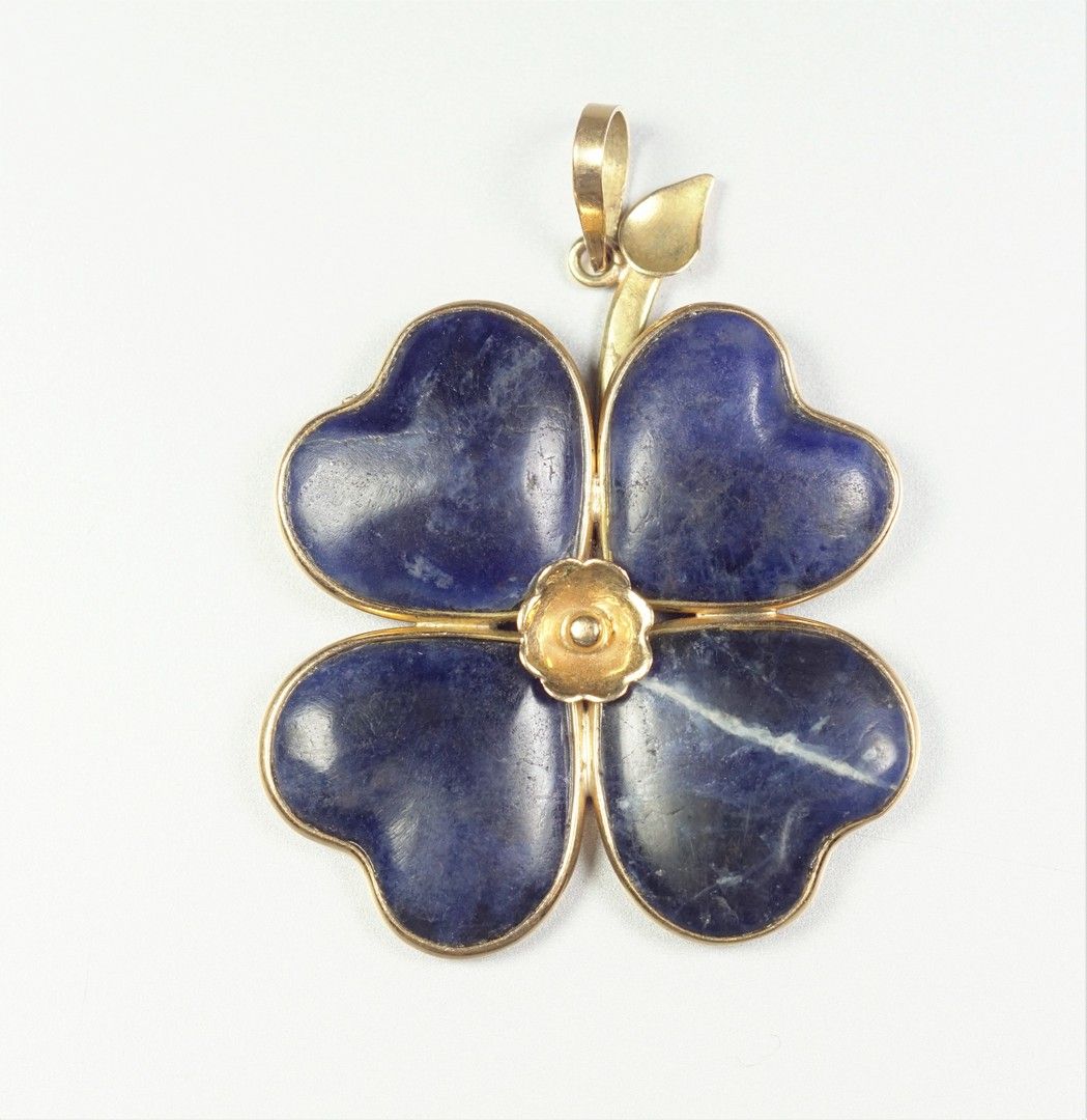 Null Pendant in lapis lazuli the setting in gold (750°/°°) representing a clover&hellip;