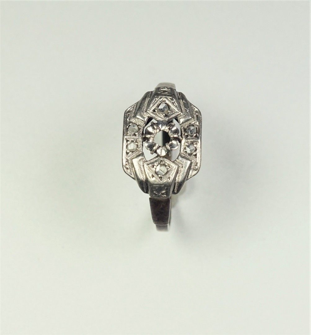 Null 白金(750°/°)和铂金(850°/°)戒指，镶有玫瑰花，缺少中心石。毛重2.1克