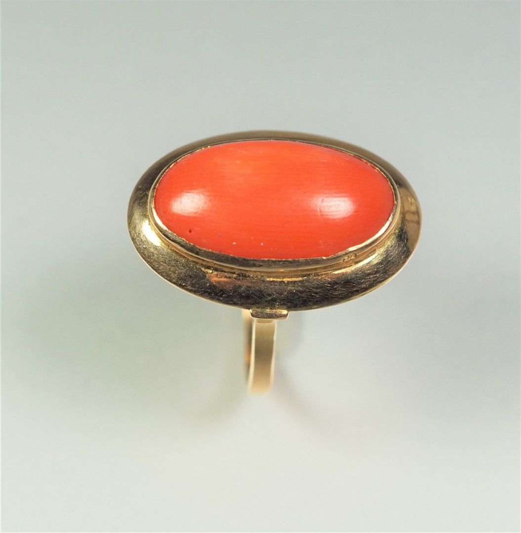 Null Gold ring 18 K (750 thousandth) set with a coral cabochon. Gross weight 7.7&hellip;