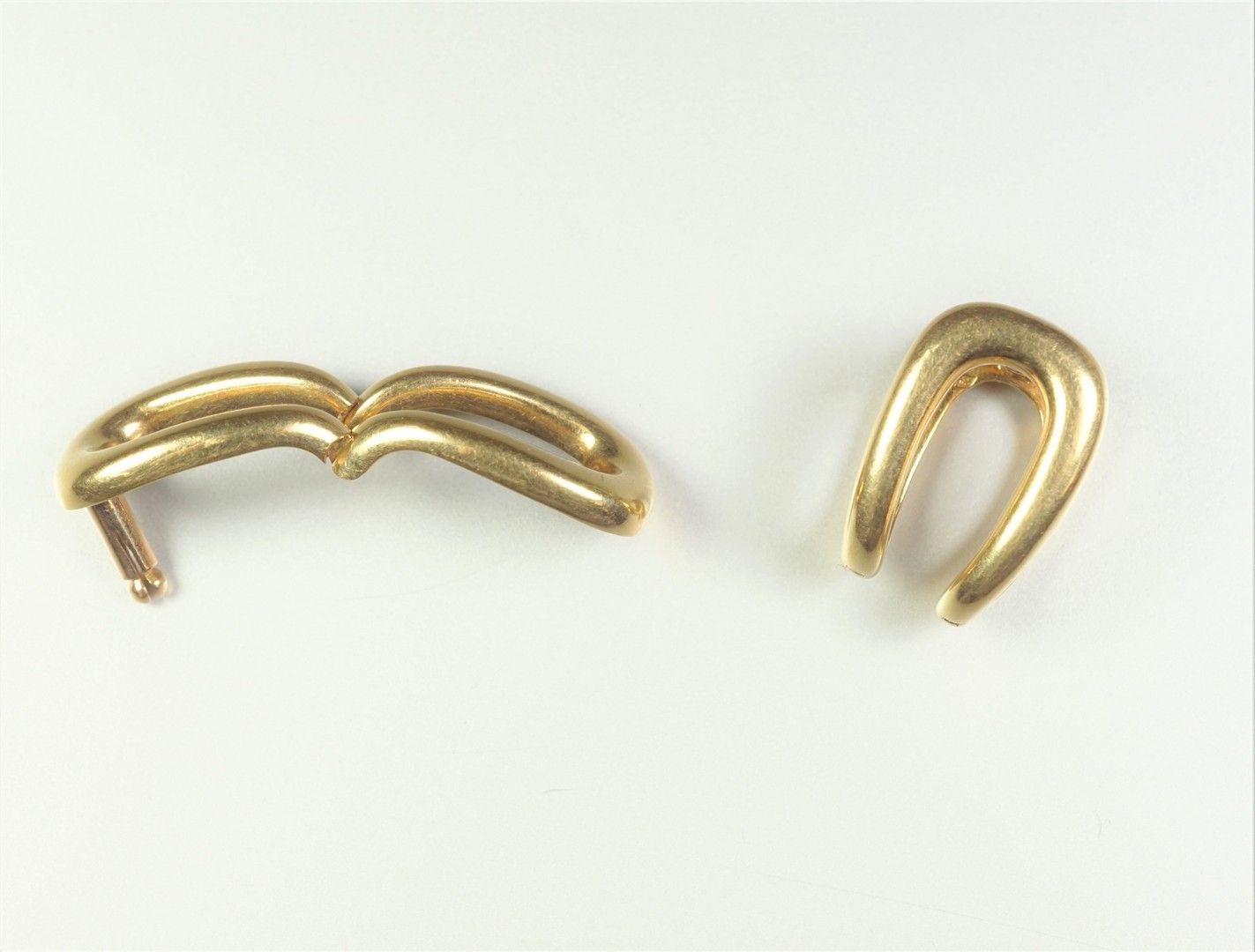 BOUCHERON Pair of yellow gold (750°/°°) cufflinks, signed Boucheron Paris and n°&hellip;