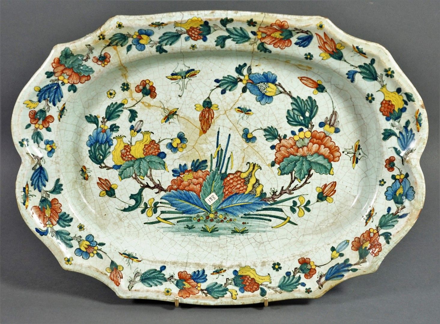 SINCENY 椭圆形的陶器盘子，有多色的装饰。18世纪（事故，修复） 长度43厘米