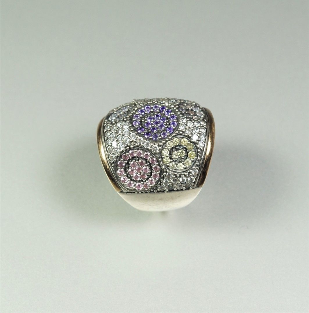 Null 银制戒指(925°/°)，饰以多种色调的精美宝石。毛重14.3克。
