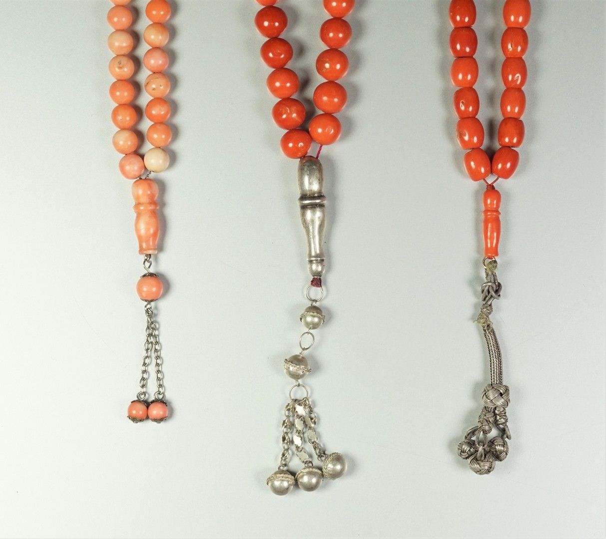 Null Trois chapelets composés de perles de corail