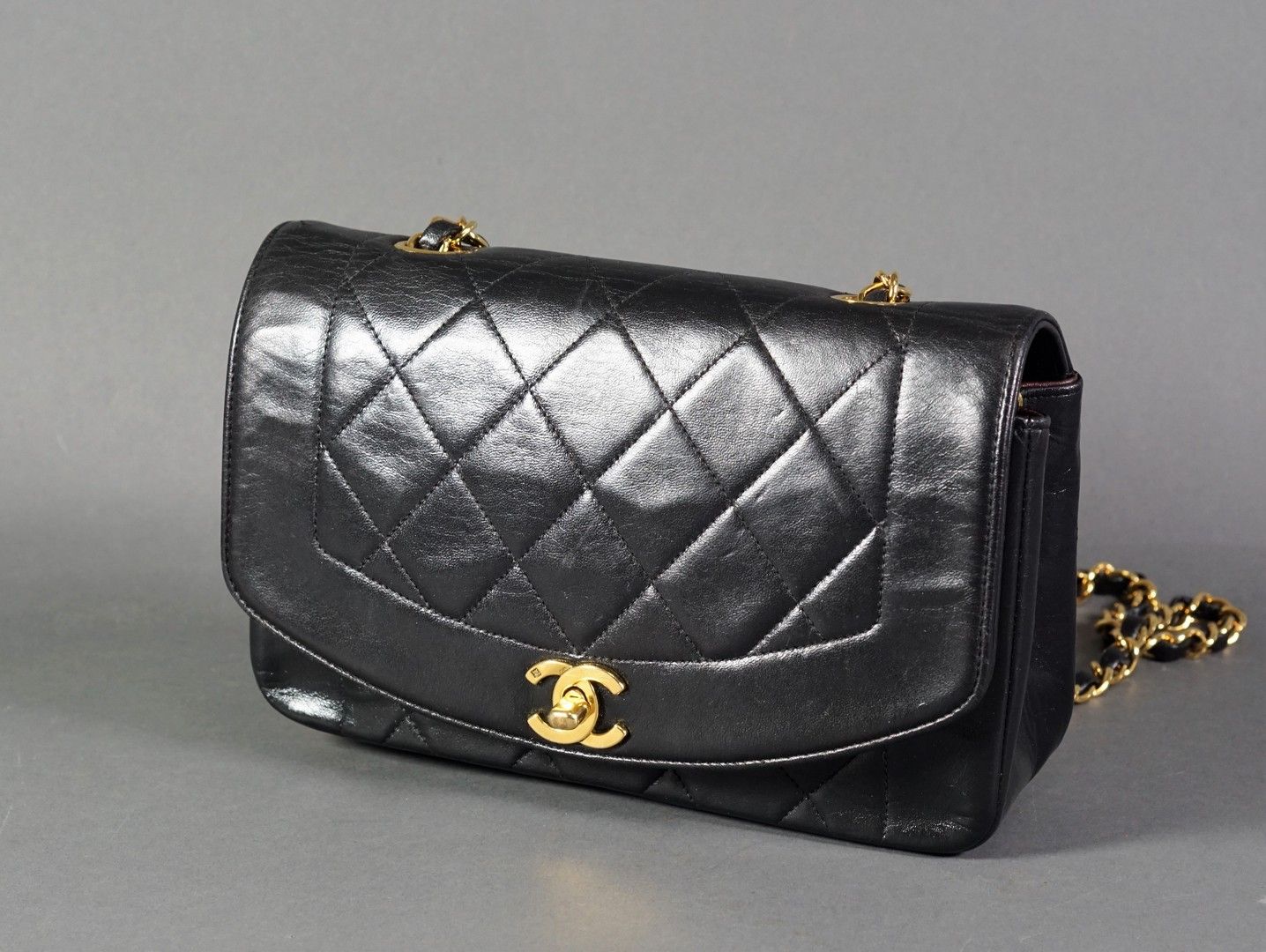 CHANEL 
Circa 1991 "Diana"-Tasche, 25 cm, aus schwarzem, teilweise gestepptem La&hellip;