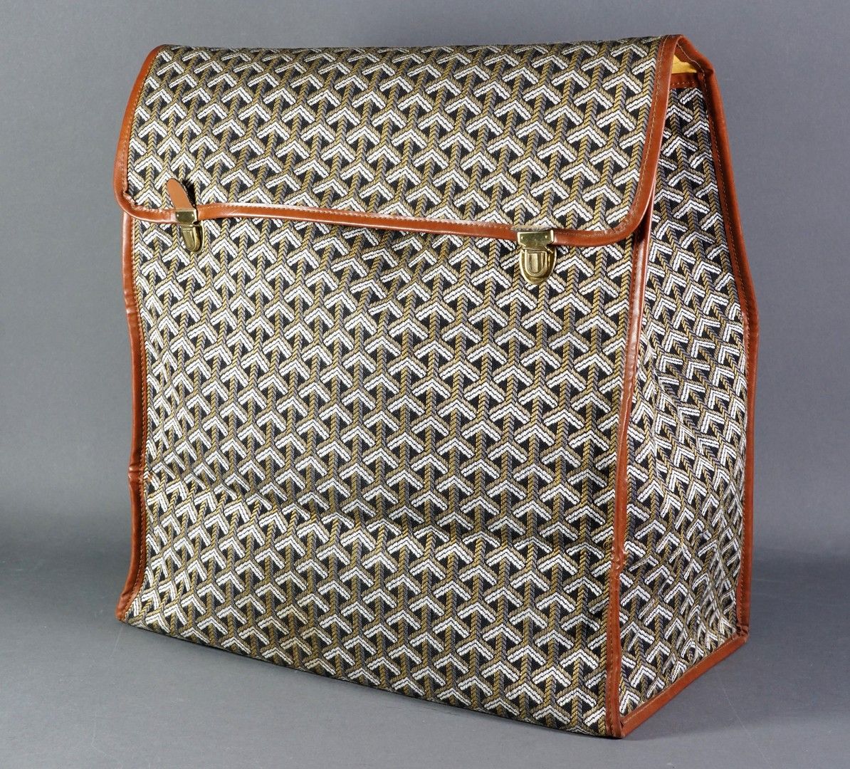 Maison GOYARD 
Brown cloth and leather folding bag, gilded metal trimmings, ochr&hellip;
