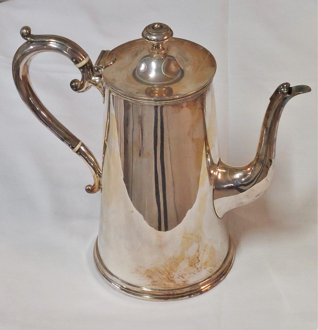 Null 一批镀银金属，包括茶壶，糖碗，卡盘，面包屑盘