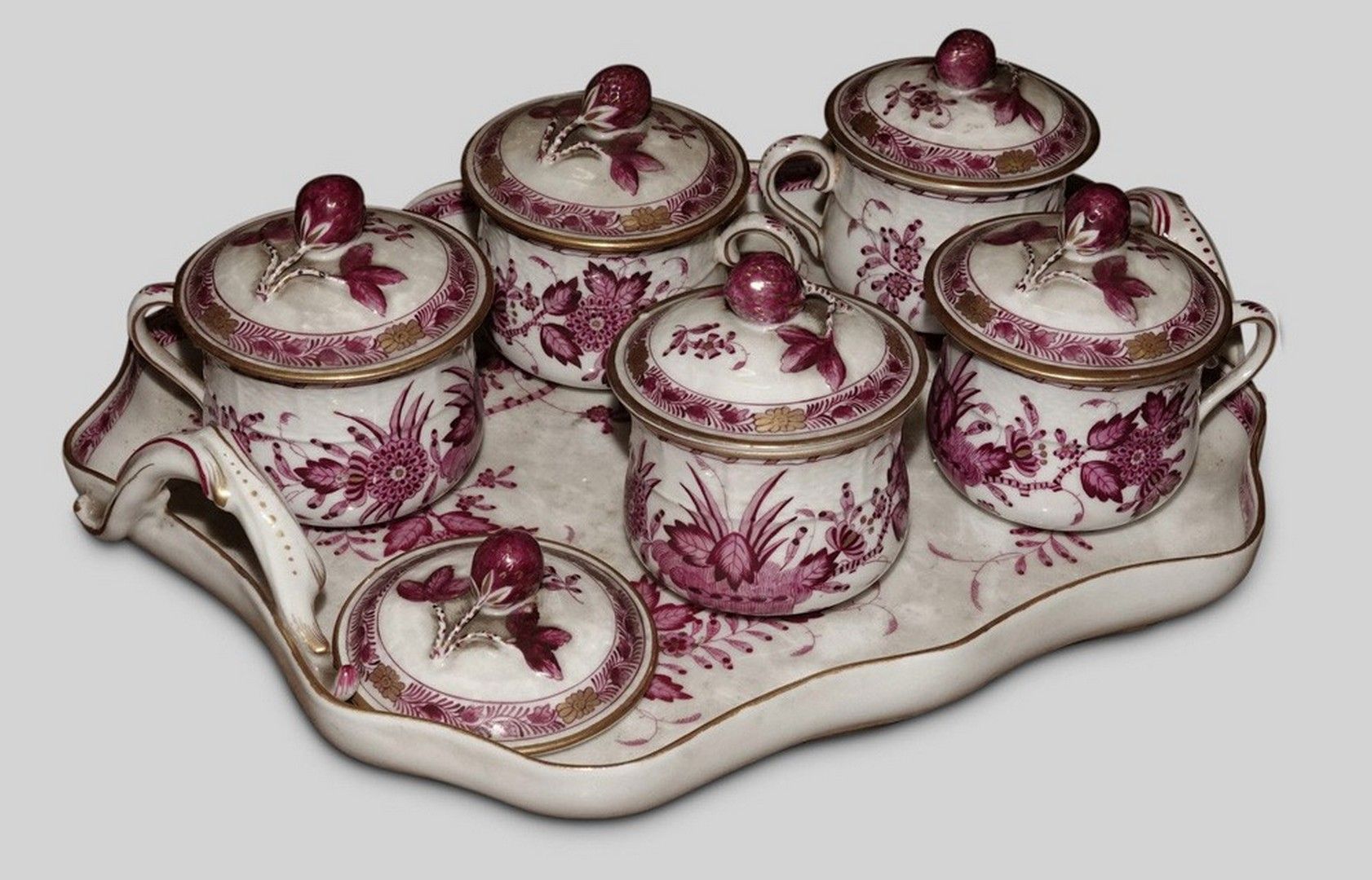 HEREND, Hongrie 匈牙利HEREND制造。瓷器坩埚服务，有粉红色单色的花卉装饰，并以金色为底色，包括：1个展示架，5个有盖的坩埚罐和1个盖子（一个&hellip;