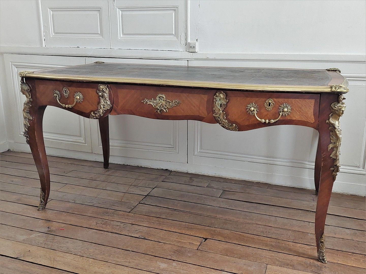 Null 
紫檀木和紫檀木饰面的办公桌，有鎏金铜饰。路易十五风格作品（小事故和修复） Dim 74 x 150 x 76 cm