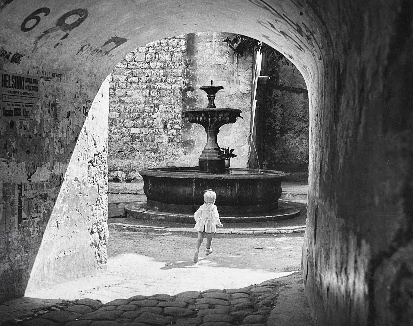 INGI (Louis Ingigliardi, dit) 1915-2008 MIDI DE LA FRANCE 普罗旺斯村庄的孩子和喷泉，1954年 复古银&hellip;