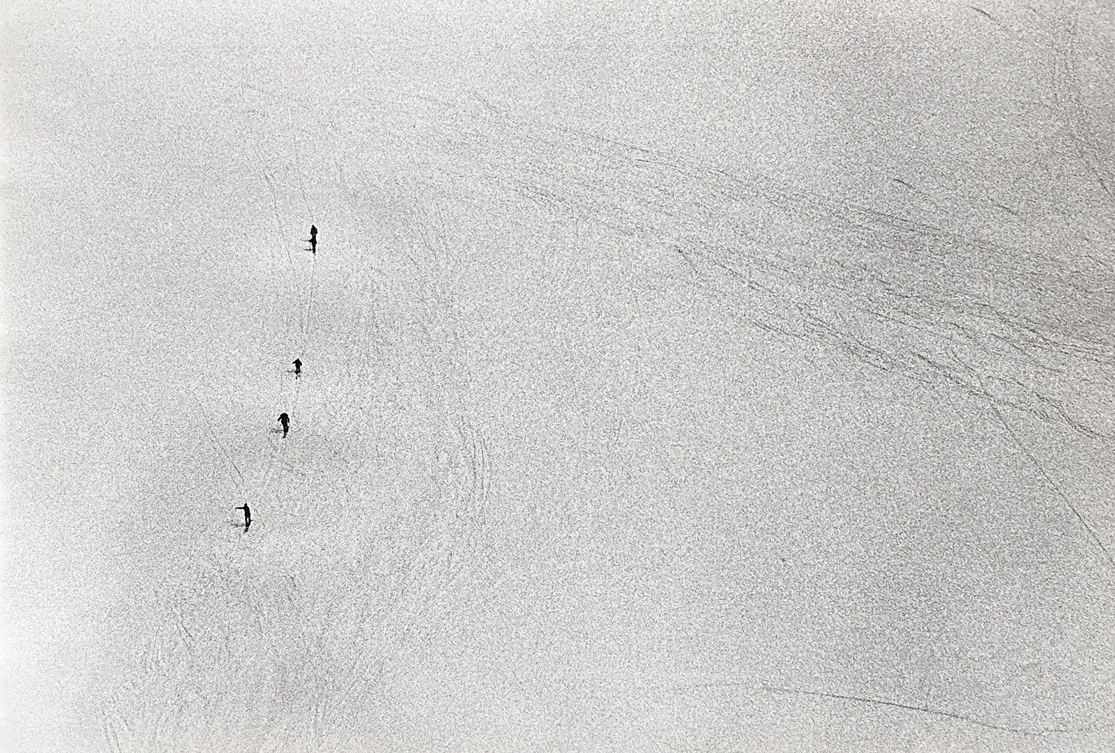 INGI (Louis Ingigliardi, dit) 1915-2008 山脉 琼弗劳冰川上的滑雪旅行者，1968年春 照片 复古银质印刷品，有签名、标题&hellip;
