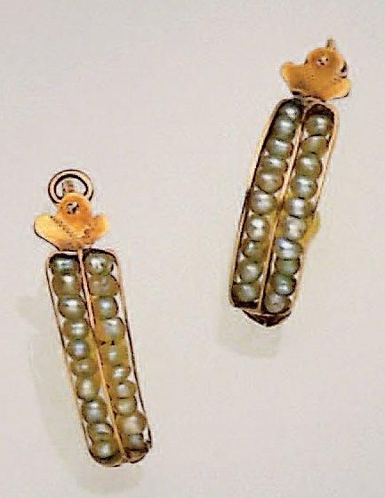 Null Paire de poissardes en or jaune ornées de deux rangs de petites perles baro&hellip;