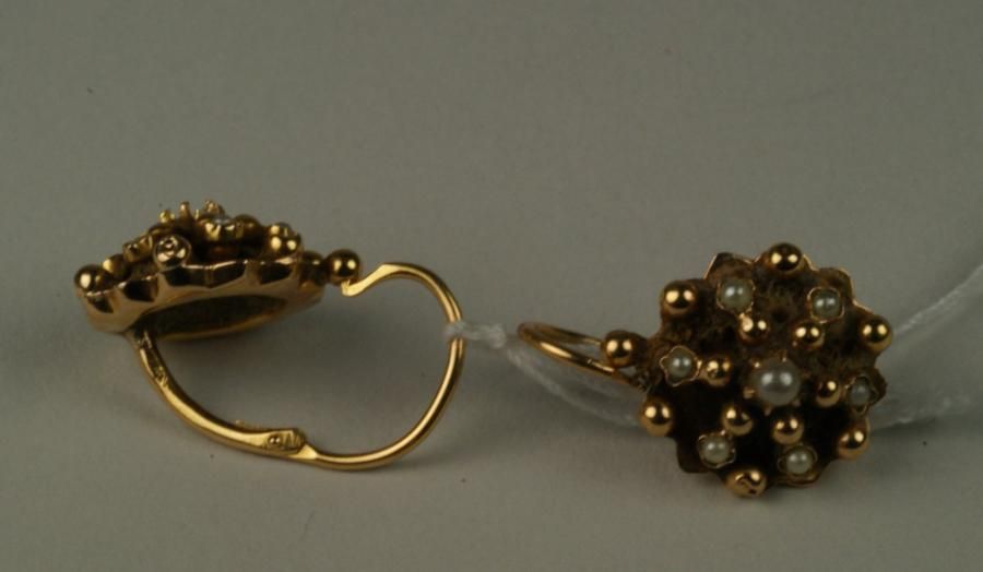 Null Paire de dormeuses anciennes en or jaune ornées de perles. Poids brut:1,8g