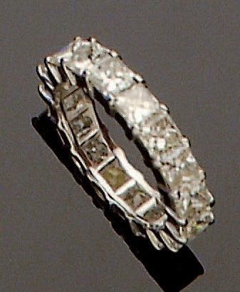 Null Alliance en or gris sertie de diamants taille princesse pesant ensemble 5,2&hellip;